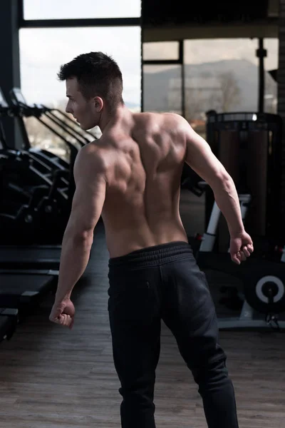 Beau Jeune Homme Debout Fort Dans Gymnase Les Muscles Flexibles — Photo