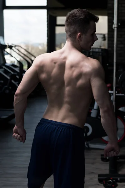 Young Man Standing Strong Gym Flexing Muscles Muskelatletisk Kroppsbyggare Fitness — Stockfoto