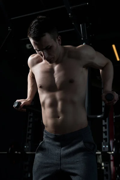 做重锻炼三头肌和在健身房双杠上的胸部肌肉健身健美 — 图库照片