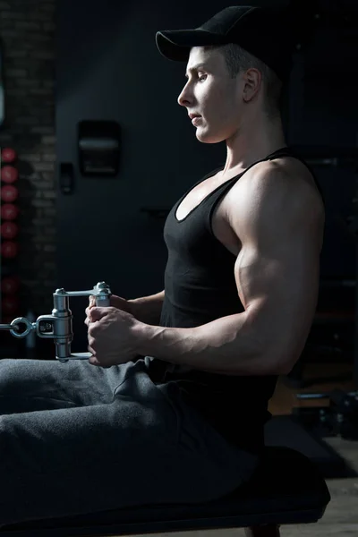 Handsome Bodybuilder Doing Heavy Weight Exercise Back Machine — Stock Photo, Image