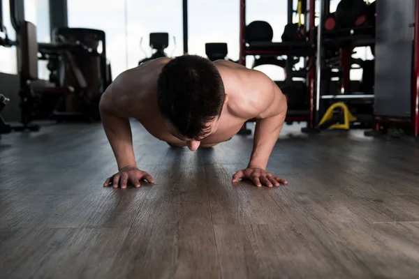 Jeune Modèle Faisant Des Pompes Dans Cadre Formation Bodybuilding — Photo