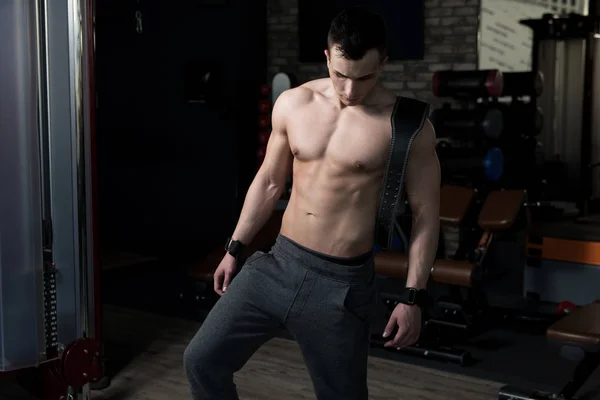 Junger Mann Steht Stark Fitnessstudio Und Lässt Muskeln Spielen Muskulöser — Stockfoto