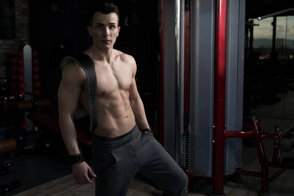 Jeune Homme Debout Fort Dans Gymnase Les Muscles Flexibles Musclé — Photo