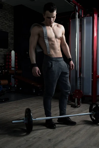 Joven Hombre Pie Fuerte Gimnasio Músculos Flexionantes Muscular Atlético Culturista — Foto de Stock