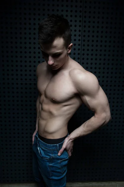 Retrato Joven Hombre Físicamente Forma Que Muestra Cuerpo Bien Entrenado —  Fotos de Stock