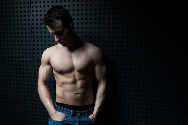 Retrato Jovem Fisicamente Apto Homem Mostrando Seu Corpo Bem Treinado — Fotografia de Stock