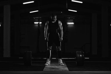 Powerlifter standları önünde bıyıklı ve Deadlift için hazırlanıyor