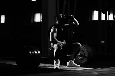 Kaslı adam egzersiz sonrası dinlenme ve Shaker içme