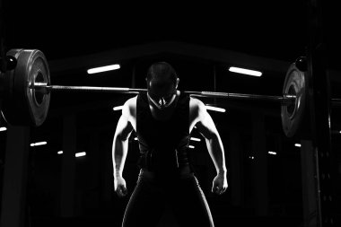 Çalışma dışarı bir spor salonu - bodur egzersiz halter ayaklı powerlifter