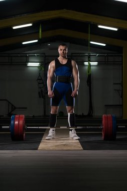 Powerlifter standları önünde bıyıklı ve Deadlift için hazırlanıyor