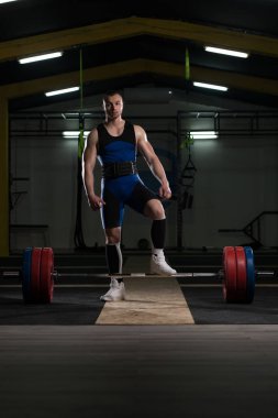 Atlet spor salonunda bir egzersiz Deadlift gerçekleştirmek hazır