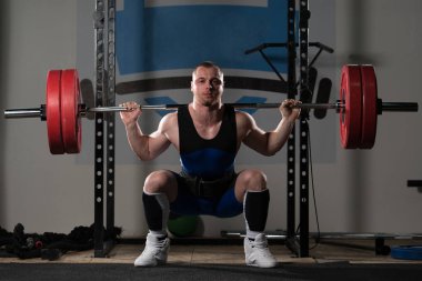 Çalışma dışarı bir spor salonu - bodur egzersiz halter ayaklı powerlifter