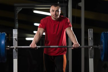 Kas Powerlifter vücut geliştirmeci Fitness modeli egzersizleri sonra poz güçlü duran portresi