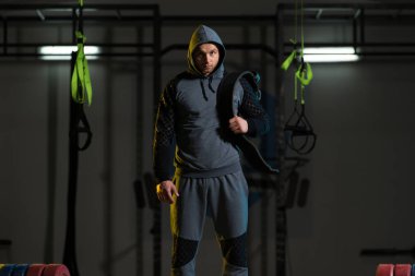 Güçlü adam hazır ağır Barbell spor olarak Powerlifting çalışma sırasında yerden kaldırmak için