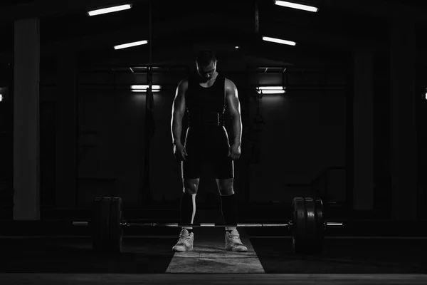 Powerlifter Stands Voorkant Van Barbeel Voorbereiding Van Deadlift — Stockfoto