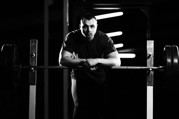 Retrato Musculoso Powerlifter Culturista Fitness Modelo Pie Fuerte Posando Después —  Fotos de Stock