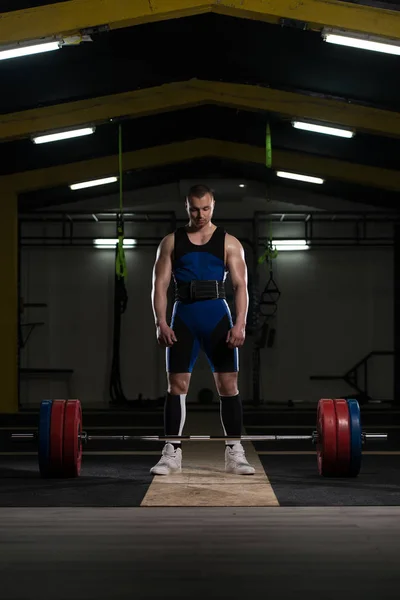 Stark Man Redo Att Lyfta Tung Skivstång Från Golvet Styrkelyft — Stockfoto