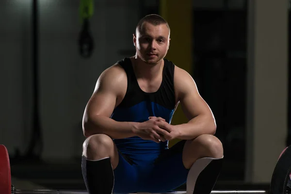 Yakışıklı Çekici Bir Genç Adam Vücut Kasları Spor Salonunda Dinleniyor — Stok fotoğraf