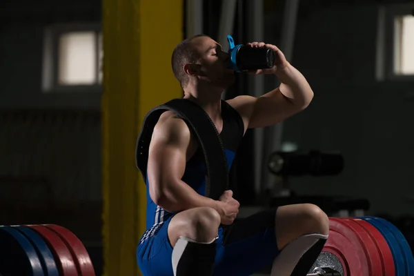 Uomo Muscolare Che Riposa Dopo Esercizio Beve Dallo Shaker — Foto Stock