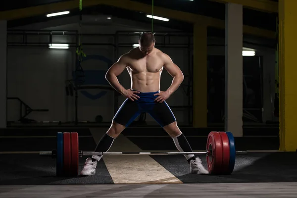 Stark Man Redo Att Lyfta Tung Skivstång Från Golvet Styrkelyft — Stockfoto