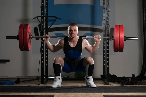 Egészséges Powerlifter Ember Dolgozott Lábát Egy Edzőteremben Zömök Gyakorlat Súlyzó — Stock Fotó