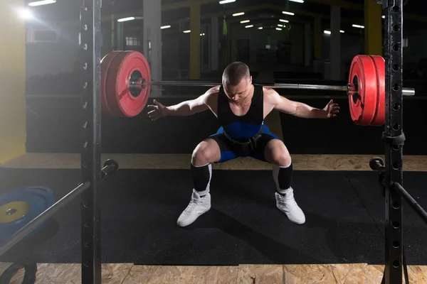 Powerlifter Dolgozott Lábát Egy Edzőteremben Zömök Gyakorlat Súlyzó — Stock Fotó