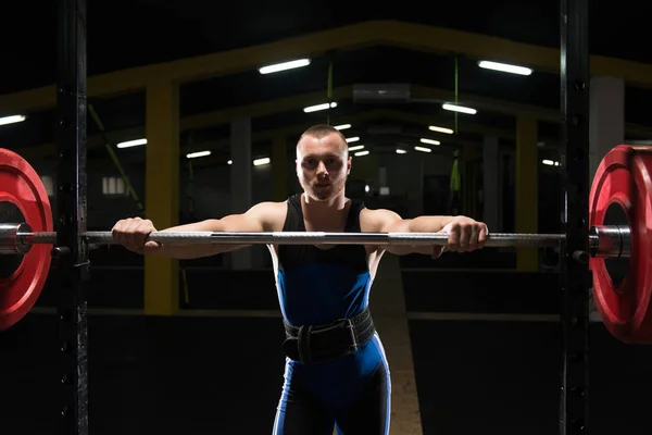 Retrato Musculoso Powerlifter Culturista Fitness Modelo Pie Fuerte Posando Después —  Fotos de Stock