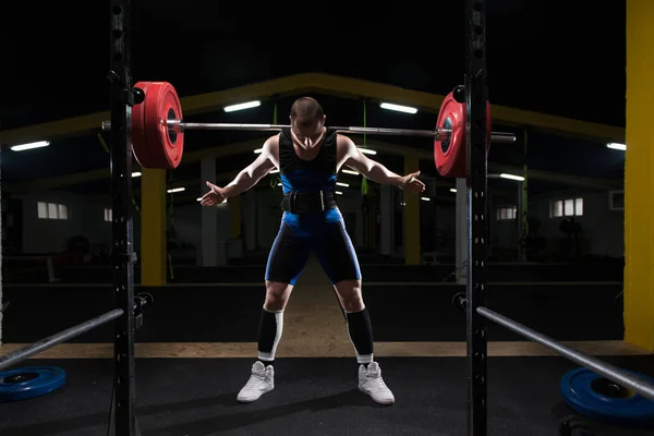 Powerlifter スクワット運動のジムでバーベルを足のエクササイズ — ストック写真