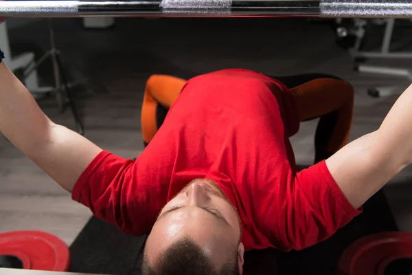 Stark Man Lyfta Tunga Skivstång Styrkelyft Tränar Gymmet — Stockfoto