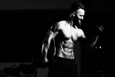 Spor salonunda bikini çalışan adam - Aptal konsantrasyon kıvrımları