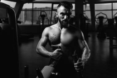 Makinanın Geri Dönüşü İçin Ağır Ağırlık Egzersizi Yapan Yakışıklı Sporcu