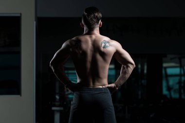 Spor Salonunda Güçlü Duran Genç Adam - Kas Atletik Vücut Geliştirici Spor Sonrası Spor Pozisyonu