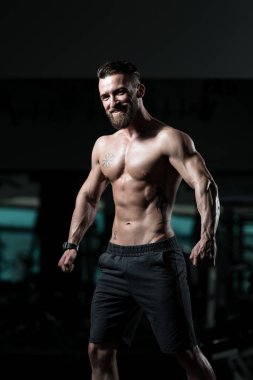 Spor Salonunda Güçlü Duran Genç Adam - Kas Atletik Vücut Geliştirici Spor Sonrası Spor Pozisyonu
