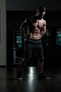 Spor Salonunda Güçlü Duran Genç Adam - Kas Atletik Vücut Geliştirici Spor Sonrası Spor Pozisyonu