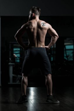 Spor Salonunda Güçlü Duran Genç Adam - Kas Atletik Vücut Geliştirici Spor Sonrası Spor Pozisyonu