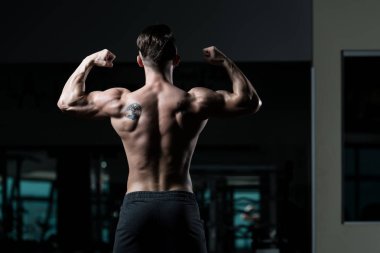 Spor Salonunda Güçlü Duran Genç Adam - Kas Atletik Vücut Geliştirici Spor Sonrası Spor Pozisyonu