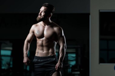 Spor Salonunda Güçlü Duran Genç Adam - Kas Atletik Vücut Geliştirici Spor Sonrası Spor Pozisyonu