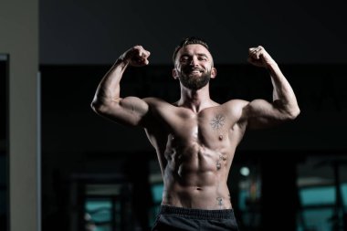 Spor Salonunda Güçlü Duran Genç Adam - Kas Atletik Vücut Geliştirici Spor Sonrası Spor Pozisyonu