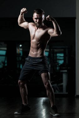 Spor Salonunda Güçlü Duran Genç Adam - Kas Atletik Vücut Geliştirici Spor Sonrası Spor Pozisyonu