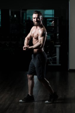 Spor Salonunda Güçlü Duran Genç Adam - Kas Atletik Vücut Geliştirici Spor Sonrası Spor Pozisyonu