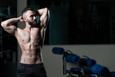 Spor Salonunda Güçlü Duran Genç Adam - Kas Atletik Vücut Geliştirici Spor Sonrası Spor Pozisyonu