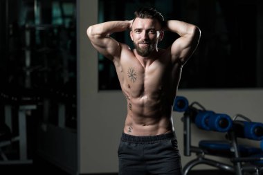 Spor Salonunda Güçlü Duran Genç Adam - Kas Atletik Vücut Geliştirici Spor Sonrası Spor Pozisyonu