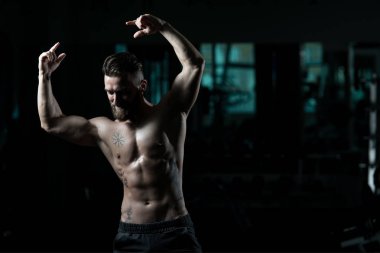 Spor Salonunda Güçlü Duran Genç Adam - Kas Atletik Vücut Geliştirici Spor Sonrası Spor Pozisyonu
