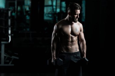 Sporcu Spor Salonunda Bisiklet Çalışıyor - Aptal Konsantrasyon Kıvrımları