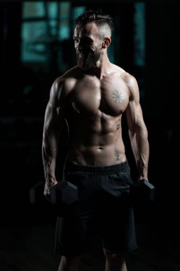 Sporcu Spor Salonunda Bisiklet Çalışıyor - Aptal Konsantrasyon Kıvrımları