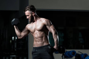 Spor salonunda bikini çalışan adam - Aptal konsantrasyon kıvrımları