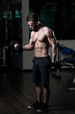 Spor salonunda bikini çalışan adam - Aptal konsantrasyon kıvrımları