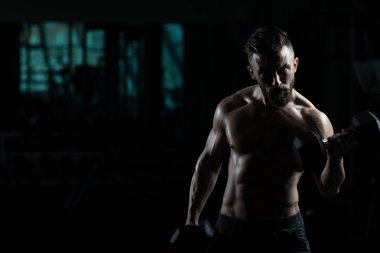 Sporcu Spor Salonunda Bisiklet Çalışıyor - Aptal Konsantrasyon Kıvrımları