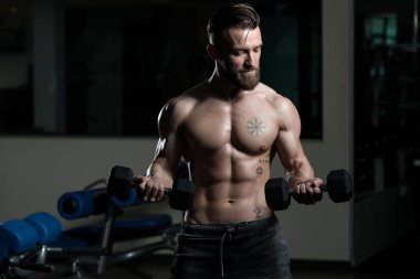 Sporcu Spor Salonunda Bisiklet Çalışıyor - Aptal Konsantrasyon Kıvrımları