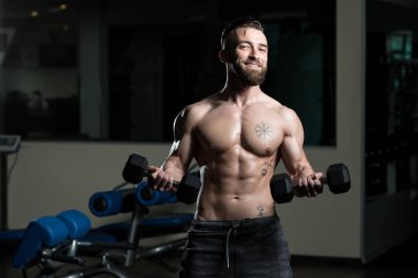 Sporcu Spor Salonunda Bisiklet Çalışıyor - Aptal Konsantrasyon Kıvrımları